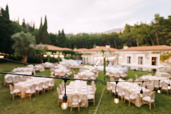 Allestimento per un evento all'aperto.