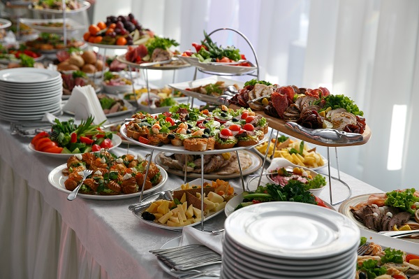 Come organizzare un evento di successo con il catering a domicilio