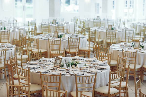 Buffet o servizio al tavolo? Guida alla scelta del servizio di catering ideale