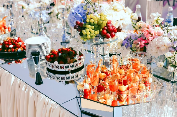 Tavola imbandita per un servizio di catering per matrimoni.