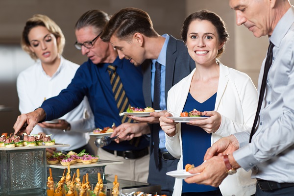 Catering durante un evento aziendale.