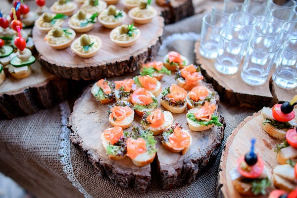 Servizio catering durante un evento.