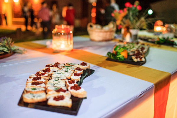 Catering per eventi serali all’aperto: come creare l’atmosfera perfetta