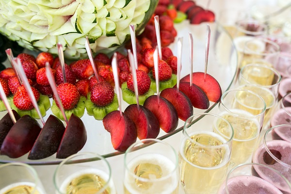 Catering e temperature estive: come garantire la qualità dei piatti anche al caldo