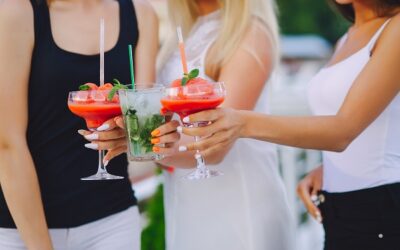 Cocktail party estivi: idee per abbinamenti originali tra cibo e drink